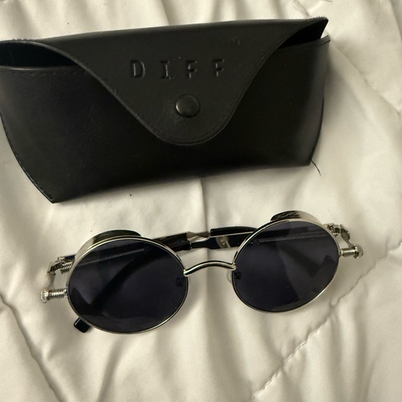 Diff Eyewear Black and Silver Sunglasses Minimalist Style - Picture 1 of 3